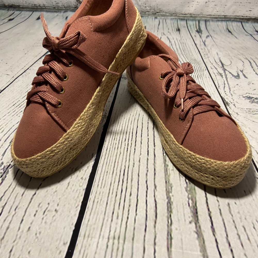 NEW Qupid Raymond Mauve Lace Up Sneaker